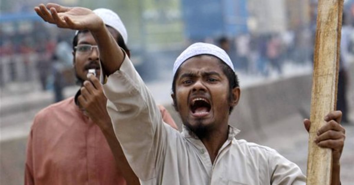 Bangladesh Police Clash With Islamist Protesters 9958